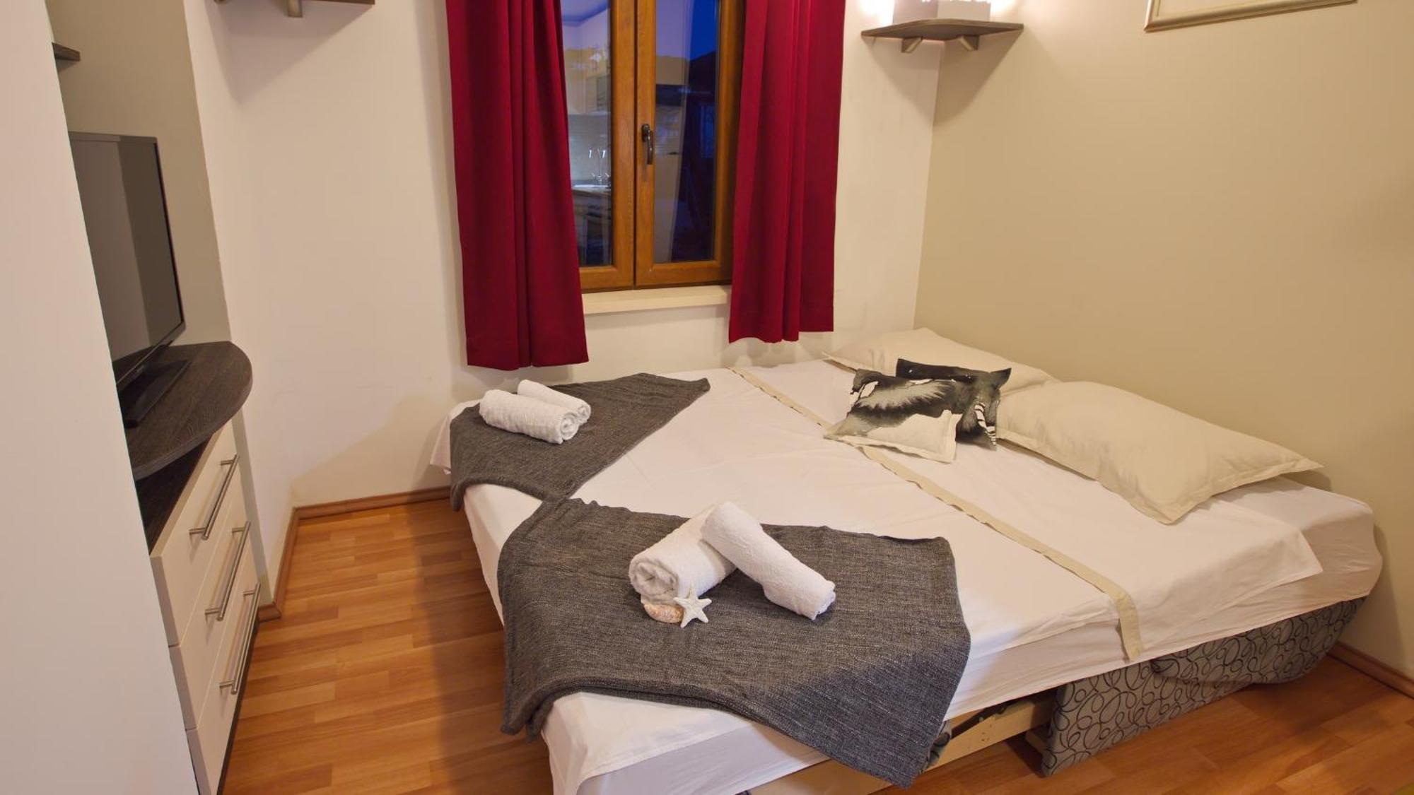 Apartments With A Parking Space Jelsa, Hvar - 8713 Йелса Стая снимка